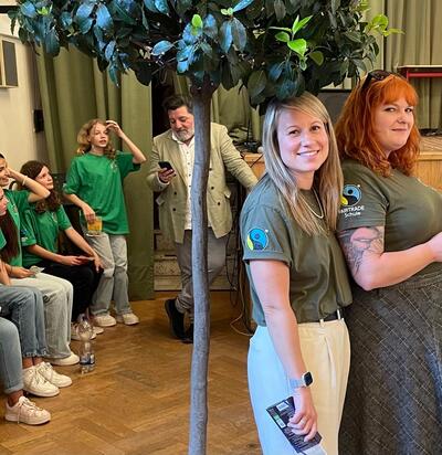 Schüler*innen und Lehrer*innen der Max-Born-Realschule tragen Faire T-Shirts